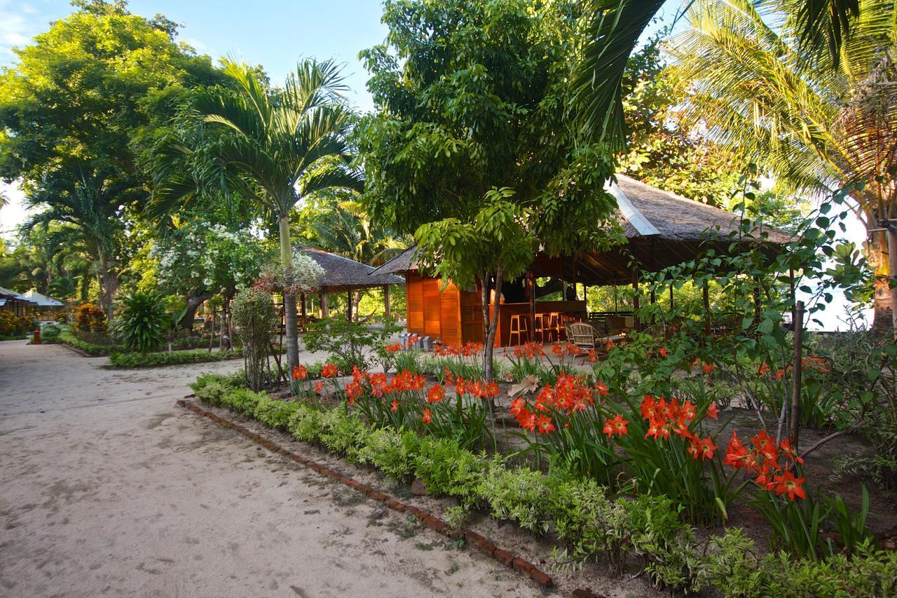 Two Fish Resort Bunaken Exterior photo